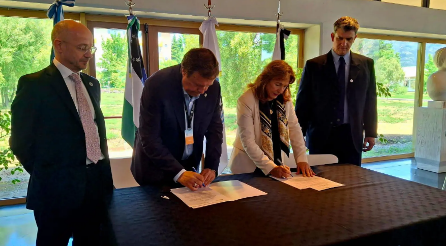 Weretilneck firmó un convenio clave para potenciar el desarrollo tecnológico en la&nbsp;provincia