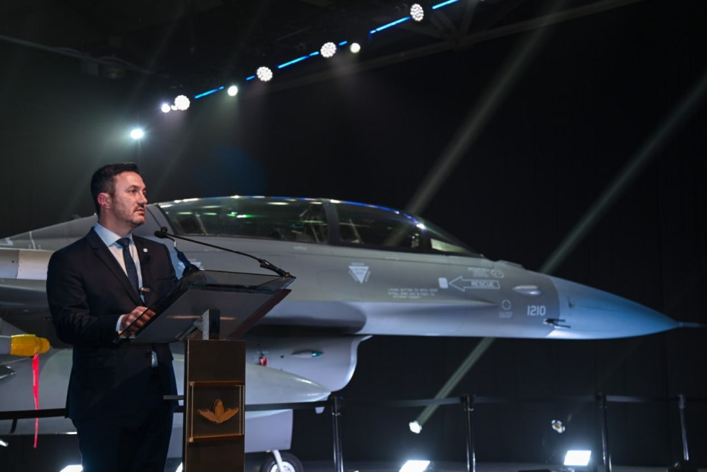 Con el apoyo de Javier Milei, Luis Petri exhibió la aeronave F-16 adquirida de&nbsp;Dinamarca