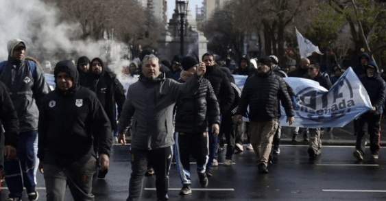 Protesta de los trabajadores del Astillero Río Santiago para reclamarle mejoras salariales a&nbsp;Kicillof
