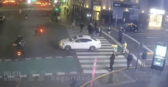 Atropelló y arrastró a una agente de tránsito en el&nbsp;microcentro