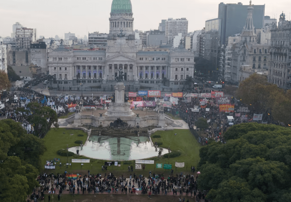 Multitudinaria marcha frente al Congreso: jubilados, científicos y feministas unieron reclamos contra el&nbsp;ajuste