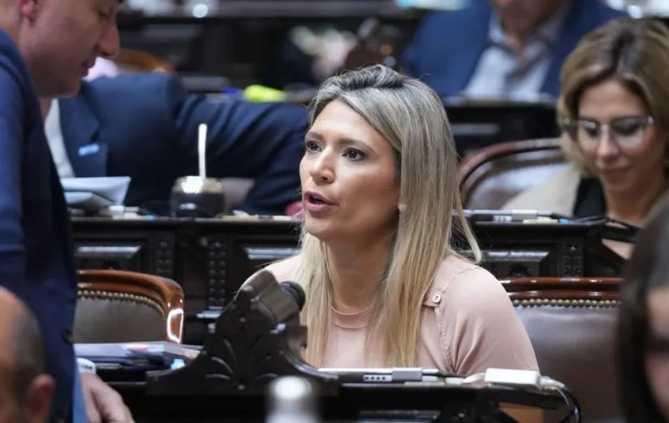 ¿Voz de Neuquén o eco de Buenos Aires? Nadia Márquez, candidata elegida a dedo desde el centralismo porteño, aguarda órdenes de Karina Milei para definir las&nbsp;listas
