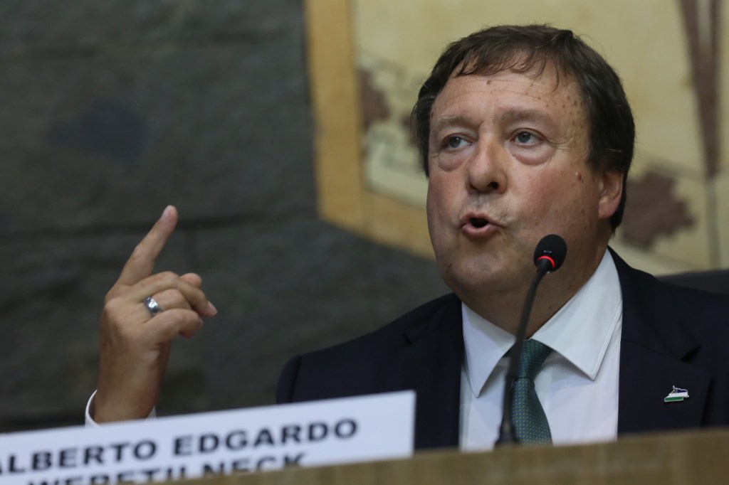 Weretilneck defiende la educación en la provincia: Más obras para las escuelas de&nbsp;Viedma