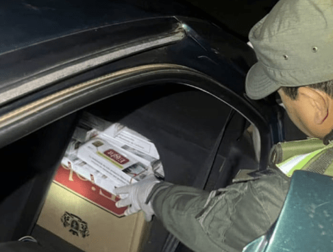 Chocaron un control de Gendarmería y llevaban 5.000 paquetes de cigarrillos y un&nbsp;arma